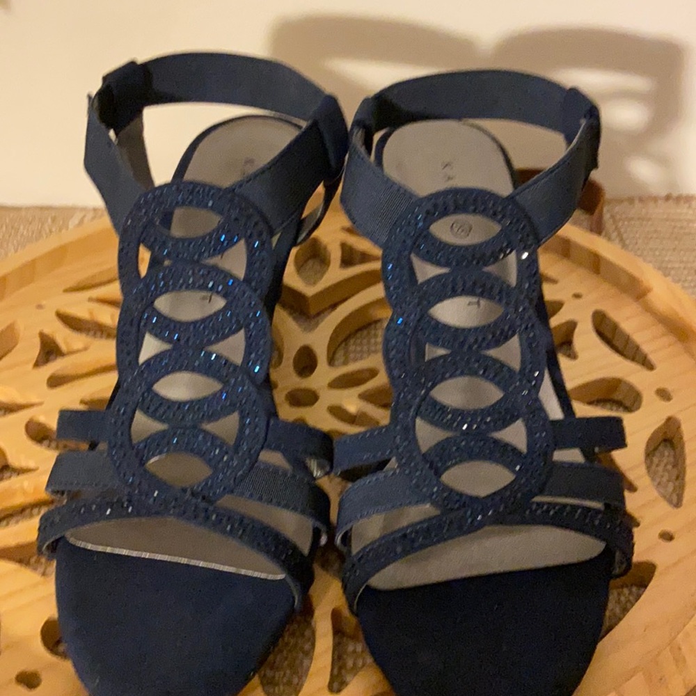 Navy blue heels, great for a weddings/events. Karen Scott shoe very comfortable